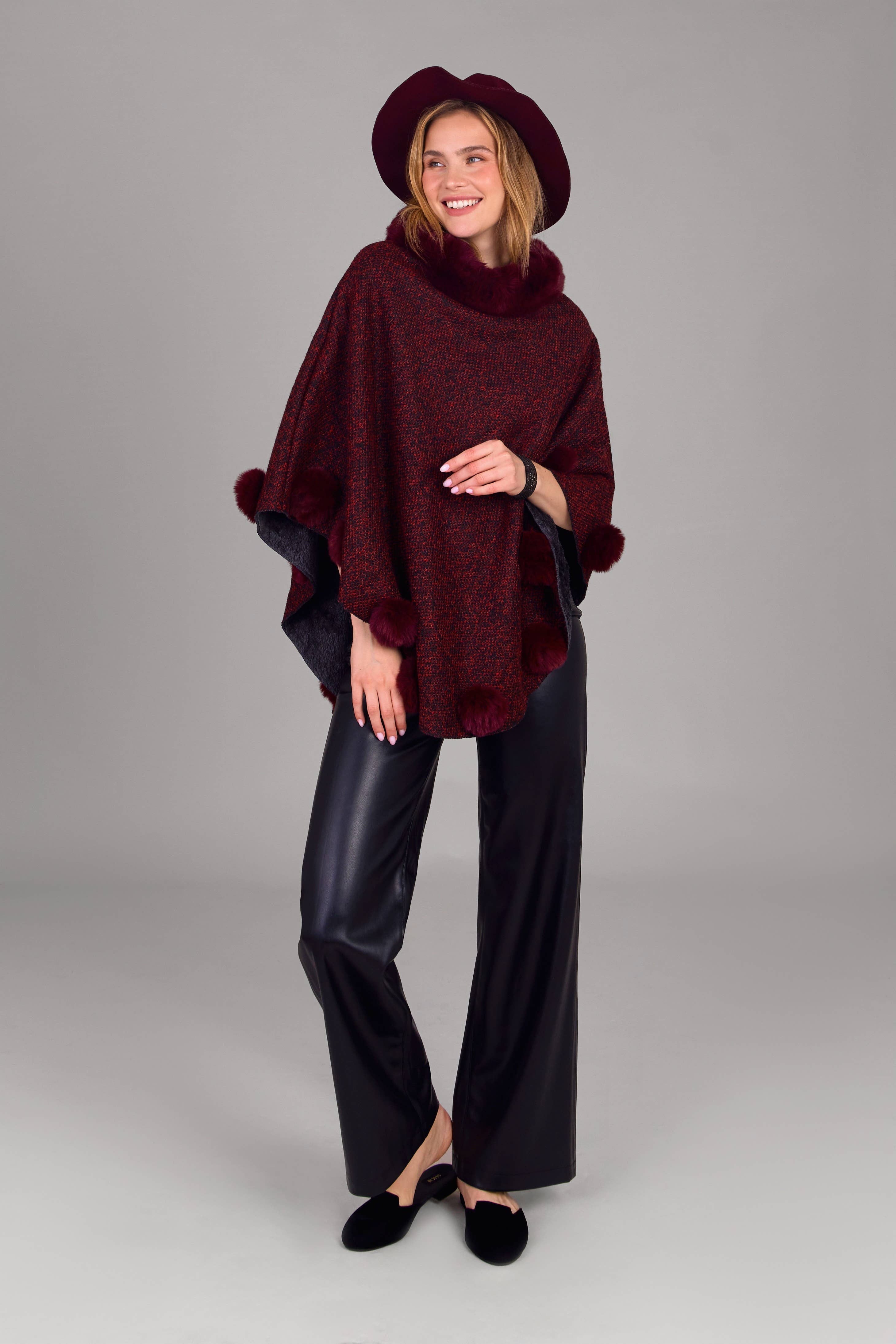 SAACHI - Wholesale Poncho - Dames - Posey Fur Pomponponcho5