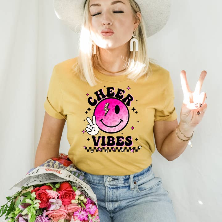 T-shirt Cheer Vibes | T-shirt illustré pour la vente par KM Clothing