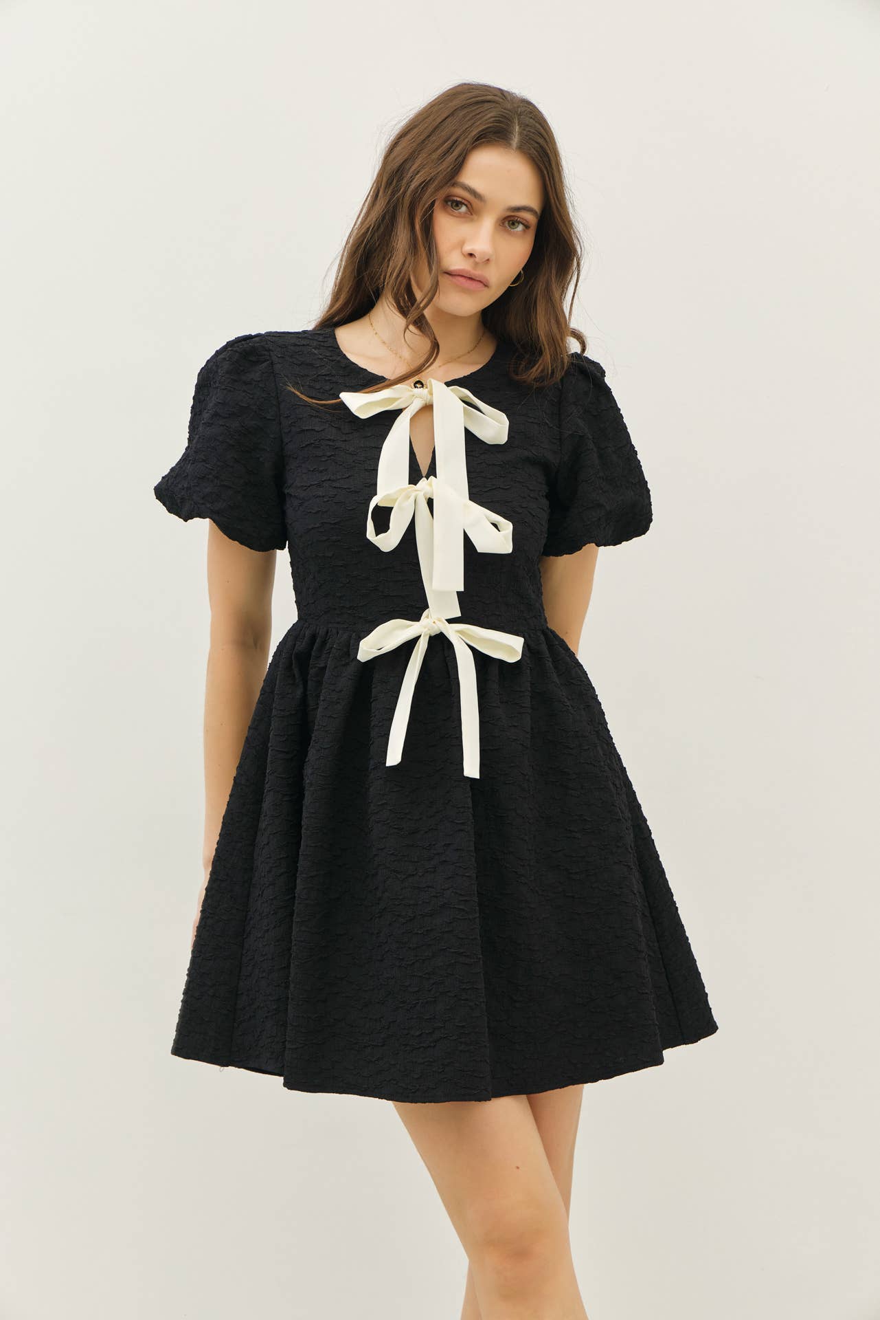 idem ditto – Großhandel Kleid – Damen – Mini-Kleid mit Bubbel-Textur, Schleifen-Detail vorne und Puffärmeln22