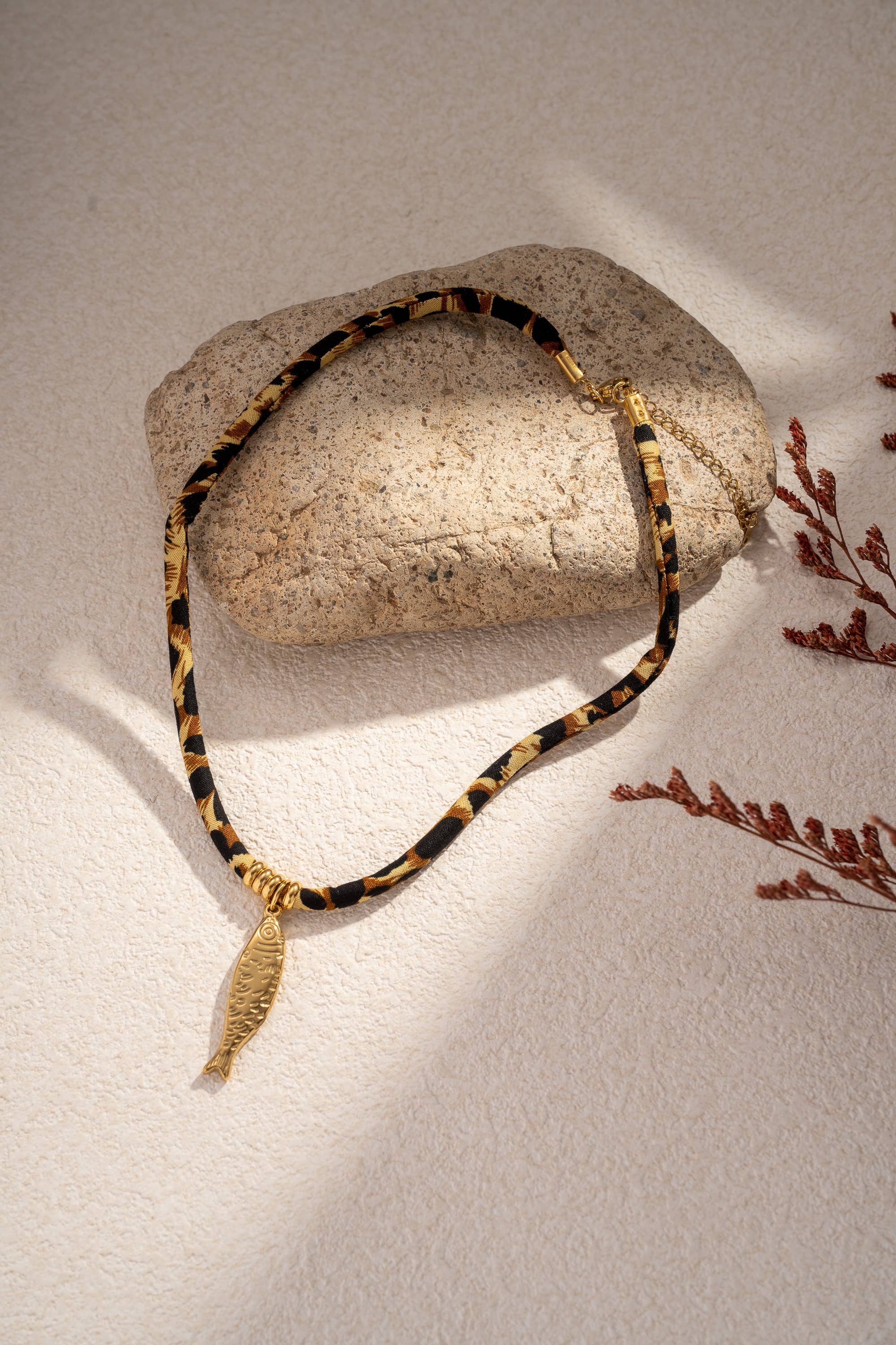 COSMOS – Großhandel Kette mit Anhänger/Charm – Leopardenhalskette & Goldfisch – Edelstahl0