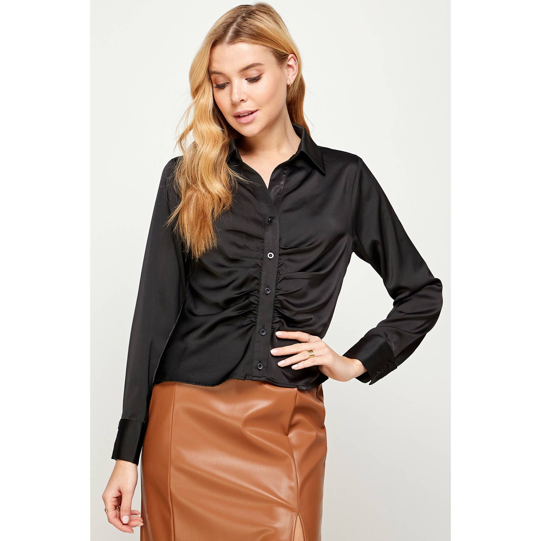 Sans Souci – Camisa com botões no colarinho – Mulher por atacado – CAMISA COM BOTÕES DE CETIM FRANZIDO0