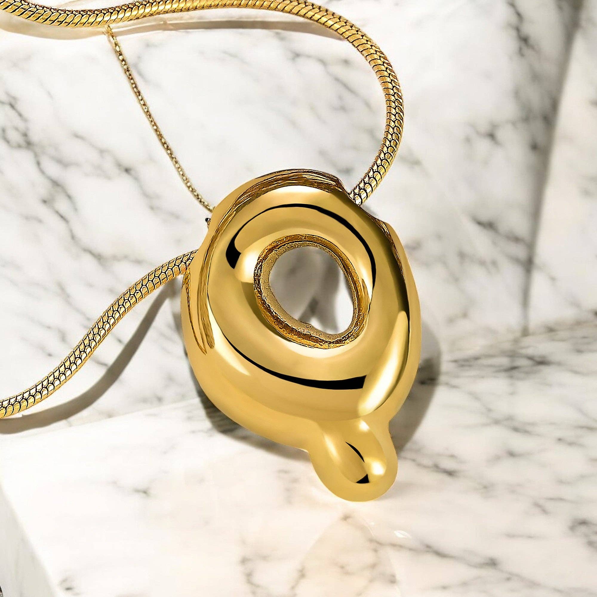 Cape Diablo - Vente Colliers à pendentif - Collier Initiale Lettre Bulle Chute Éclat Doré16