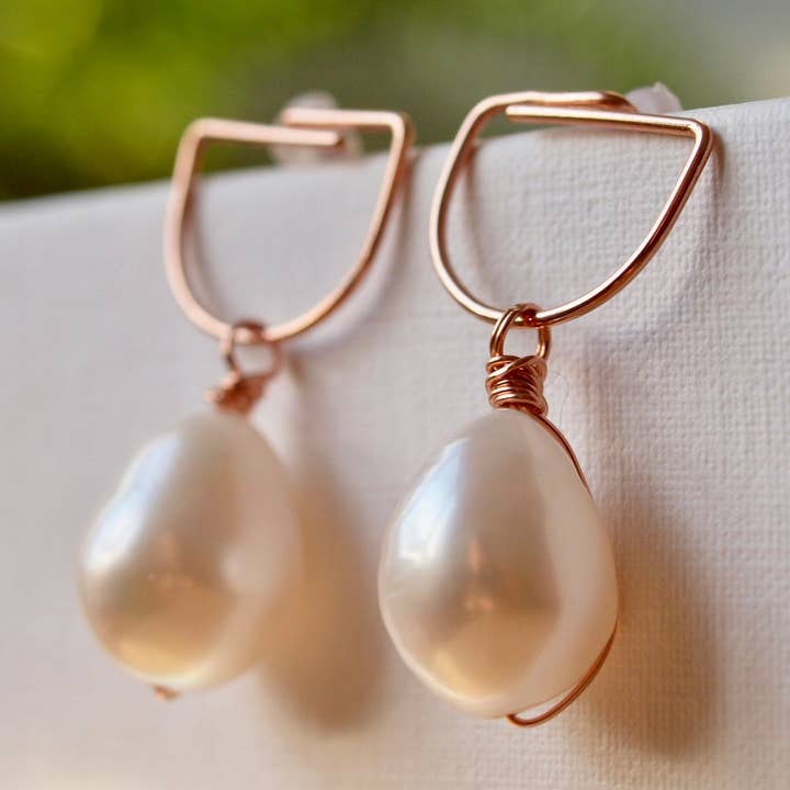 Pendientes media esfera con perla blanca ovalada y media luna para venta al por mayor de Siebijoux