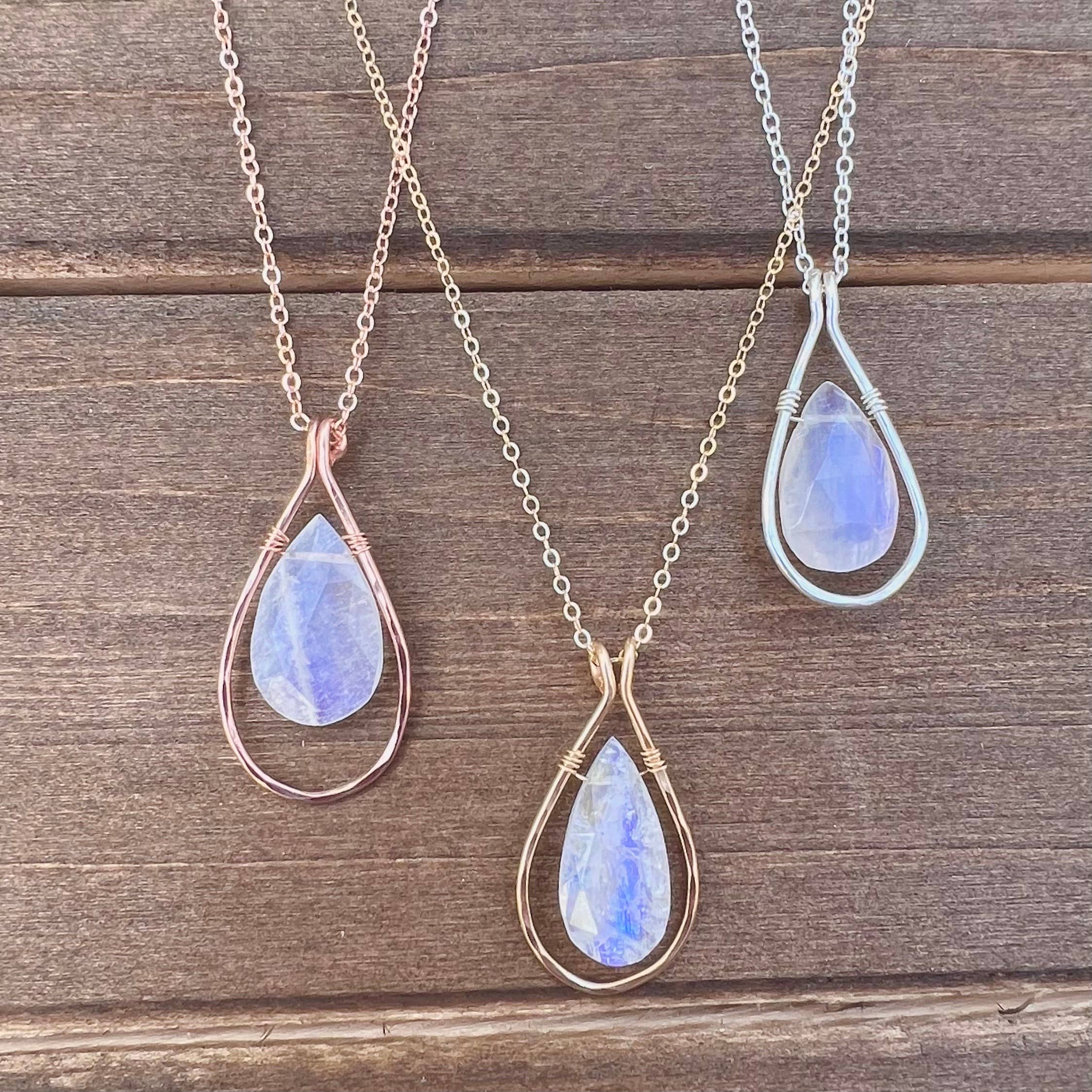 Juniper and Stone – Großhandel Kette mit Anhänger/Charm – Großer Anhänger mit facettiertem Regenbogen-Mondstein und Rahmen2