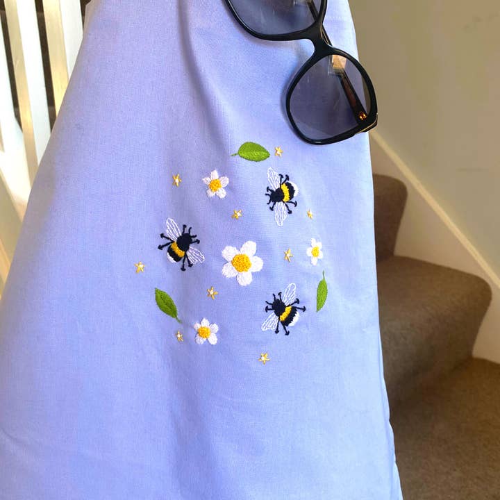 Bee and daisy Tote bag Embroidery Kit for wholesale by Treasure Kave