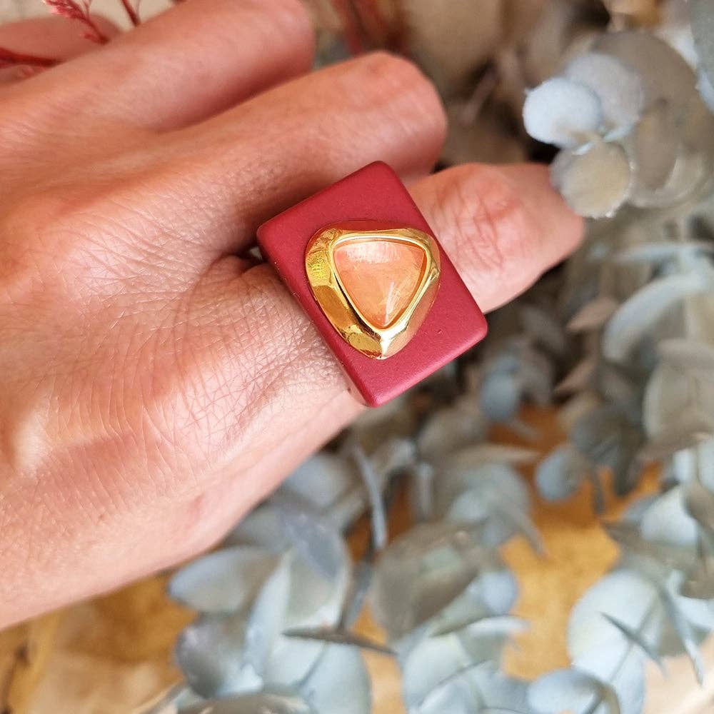 ÉMOLO – Großhandel Cocktail-/Statement-Ring – Granatfarbener Ring mit Gold und Naturstein [SOUL]1