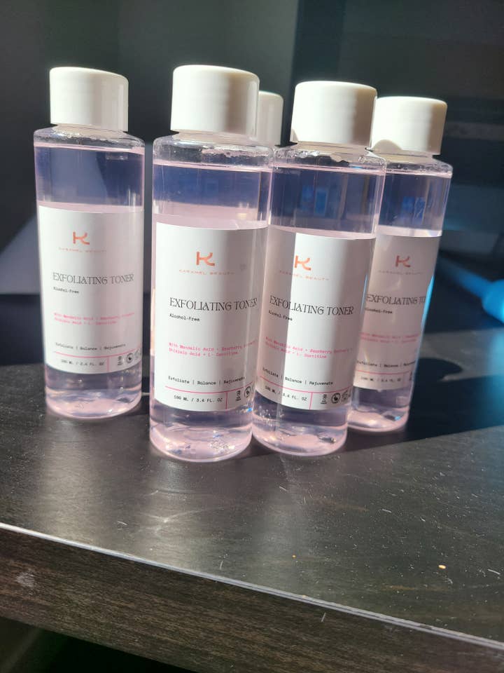 AMANDELZUUR EXFOLIËRENDE TONER voor wholesale door Karamel Beauty