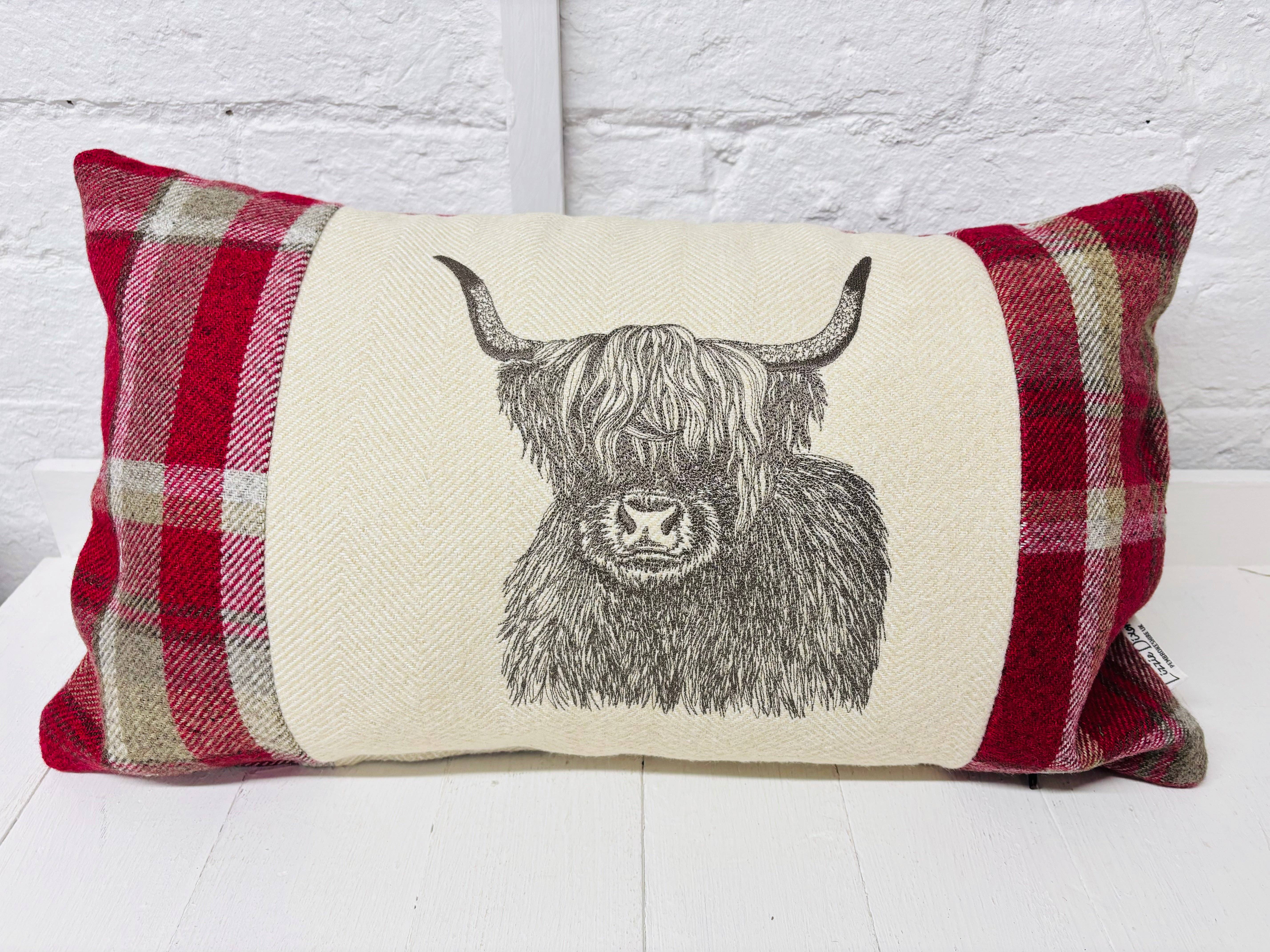 Lizzie Dixon Designs – wholesale Throw/decorative pillow – Highland Cow Cushion-Red Wool Long Cushion6