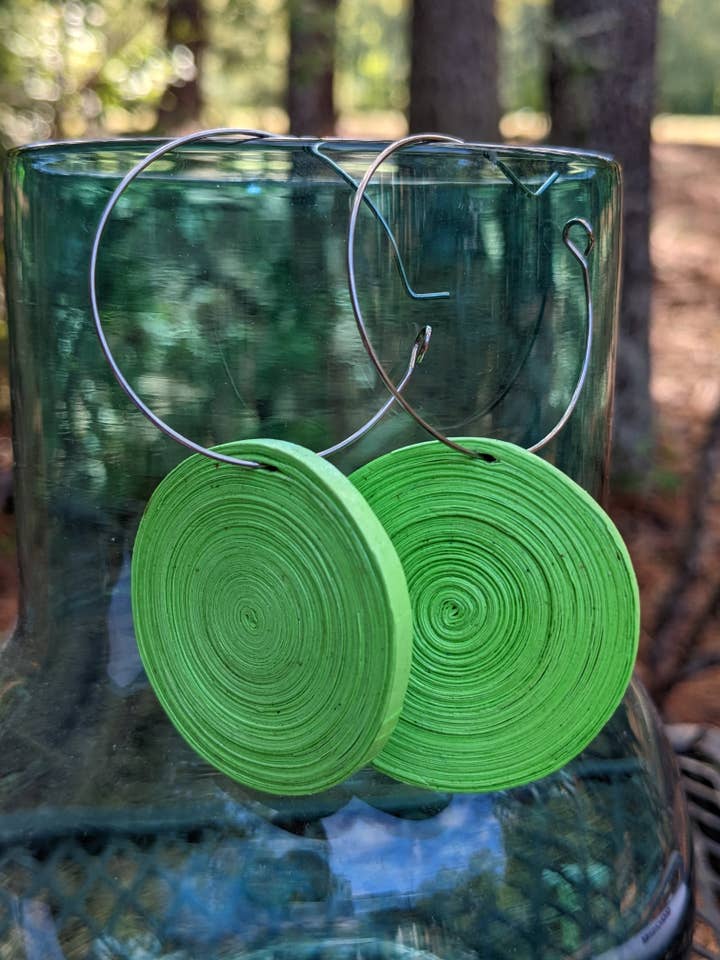 Sean - flad rund hånd rullet papir perle hoop øreringe for engroshandel hos Lumago Designs