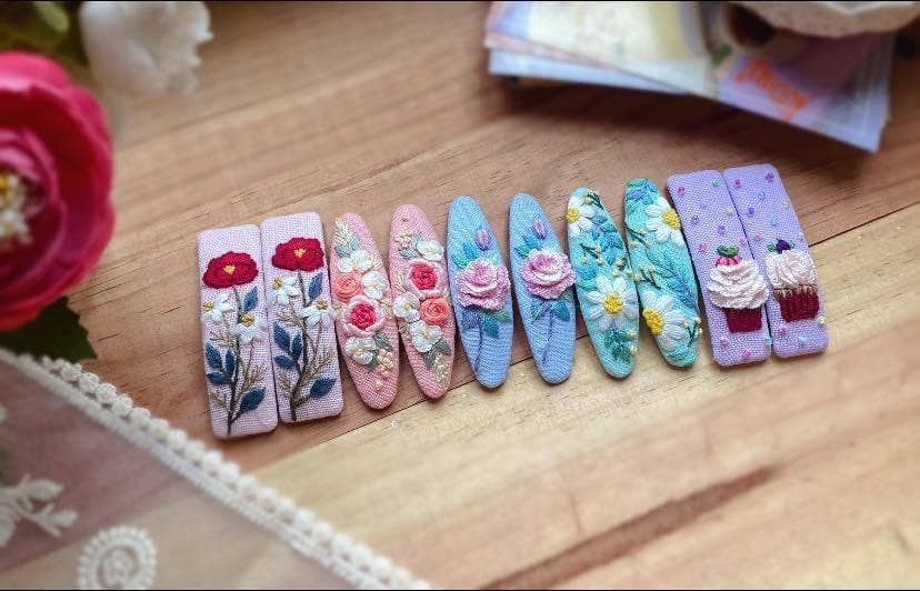 Quince Fables – Großhandel Haarspange – Damen – Florale bestickte Haarspange, Gemma Kollektion 🪡7