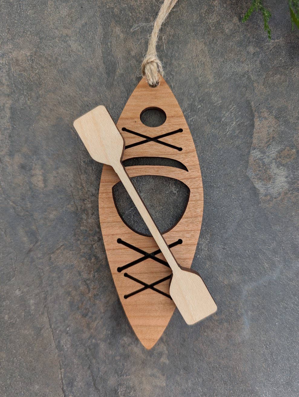 Foxwood Gifts Canada - Venta al por mayor Adornos - Ornamento de Kayak de Madera – Recuerdo Navideño Artesanal de Canadá3