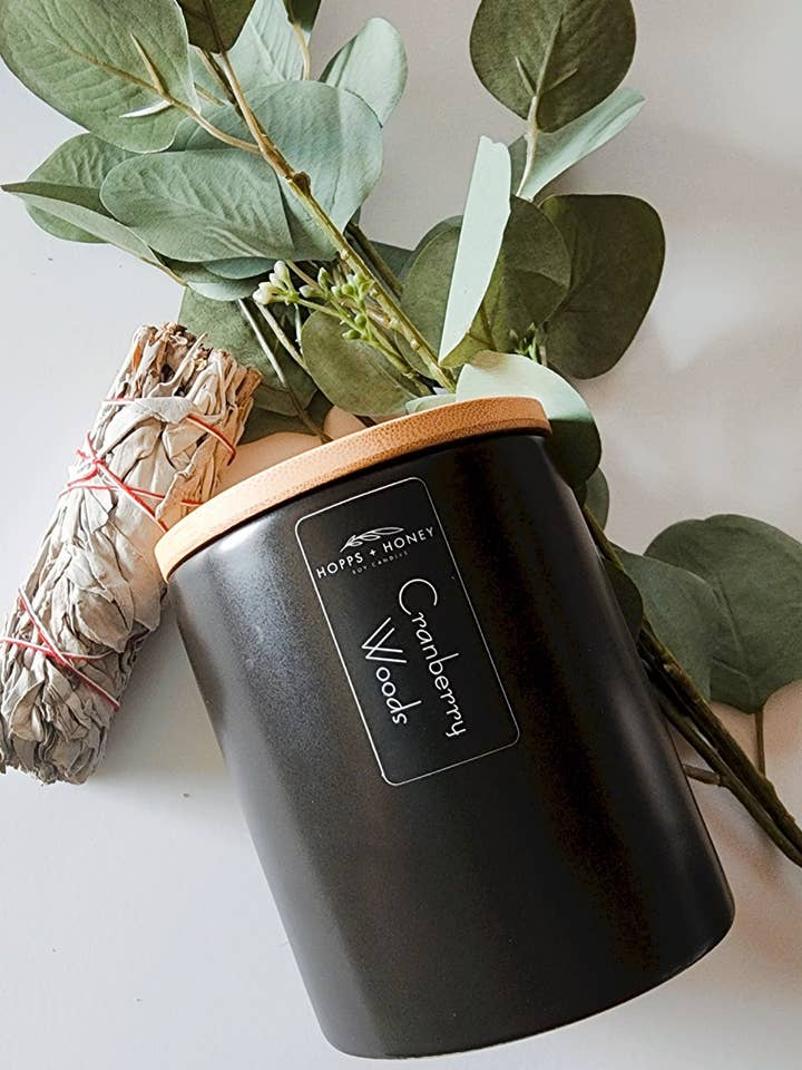 Bougie moderne en cire de soja Cranberry Woods-Modern pour la vente par Hopps and Honey
