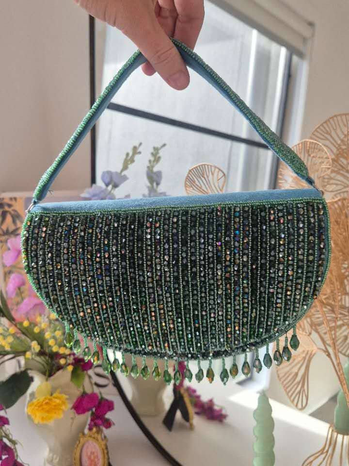 Sac à main perlé en vert aqua sous le bras avec des pampilles pour la vente par Melci Studio