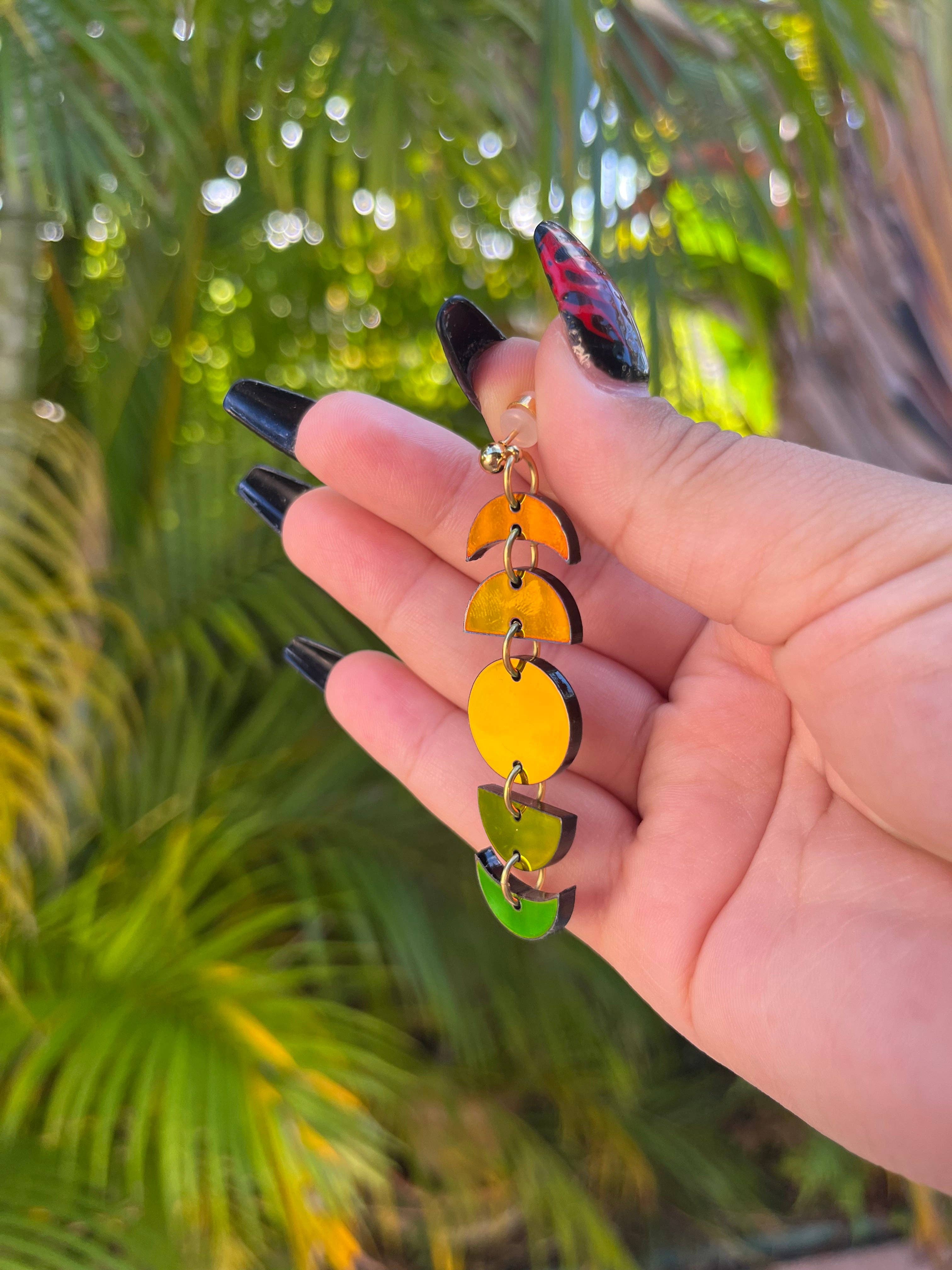 Studio Nena – Engroshandel Hængeøreringe og creoløreringe – Uhyggelige røde iriserende månefaser1