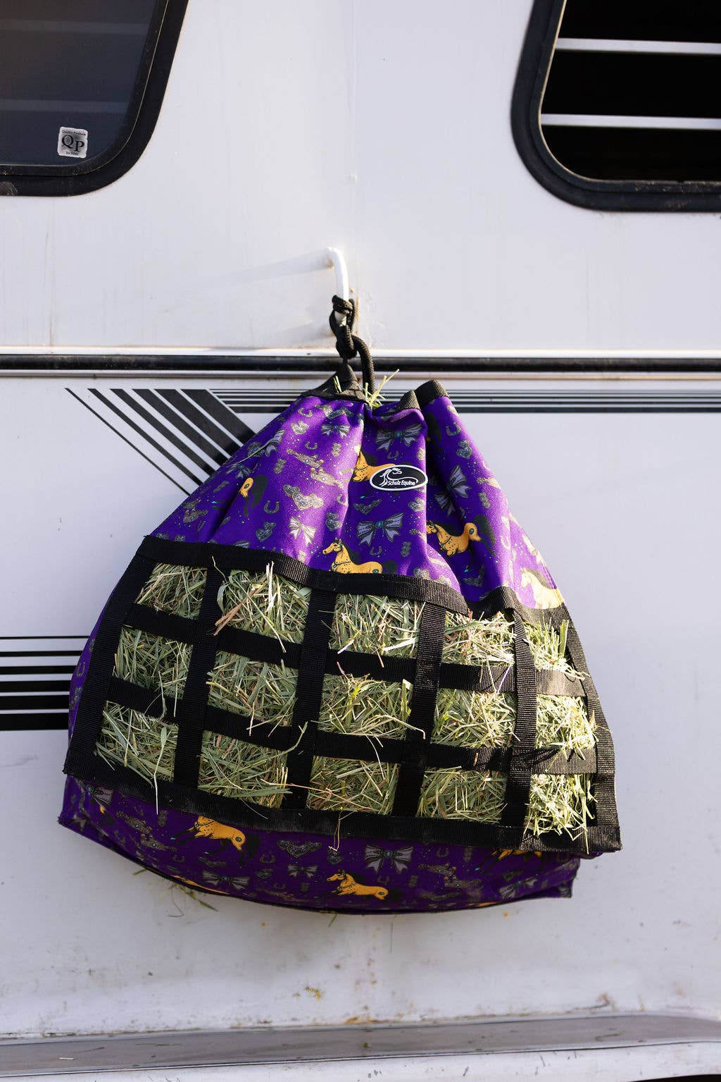 Schulz Equine - Vente Équipement d’équitation - Sac à foin Happy Trailer en nylon 600D résistant24