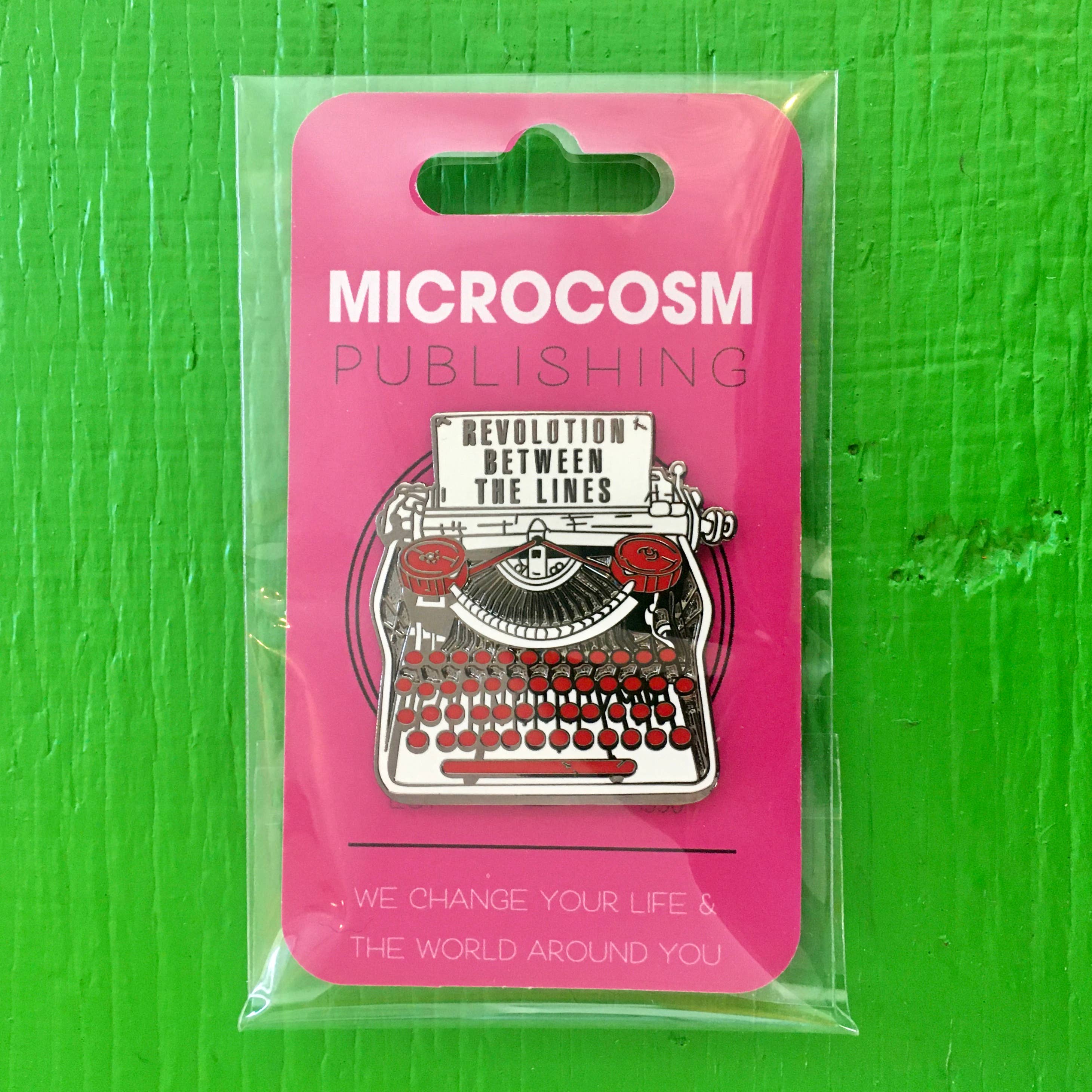 Microcosm Publishing & Distribution – wholesale Nål och knapp för kavajslag – Revolution Between the Lines emaljpin1