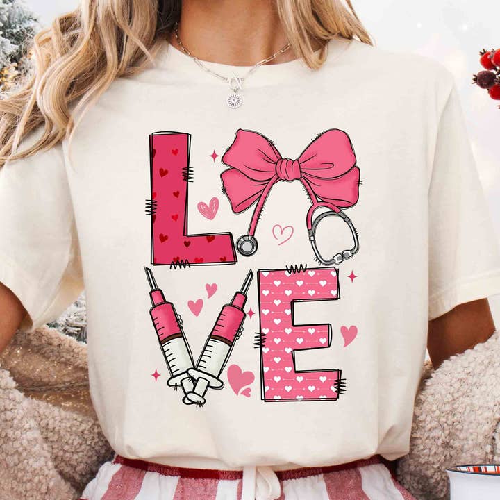 NVC Ecommerce LLC – T-shirt gráfica - Mulher por atacado – Camisola de Enfermeira de São Valentim Cor-de-Rosa, Camisola de Escola de Enfermeira de São Valentim0