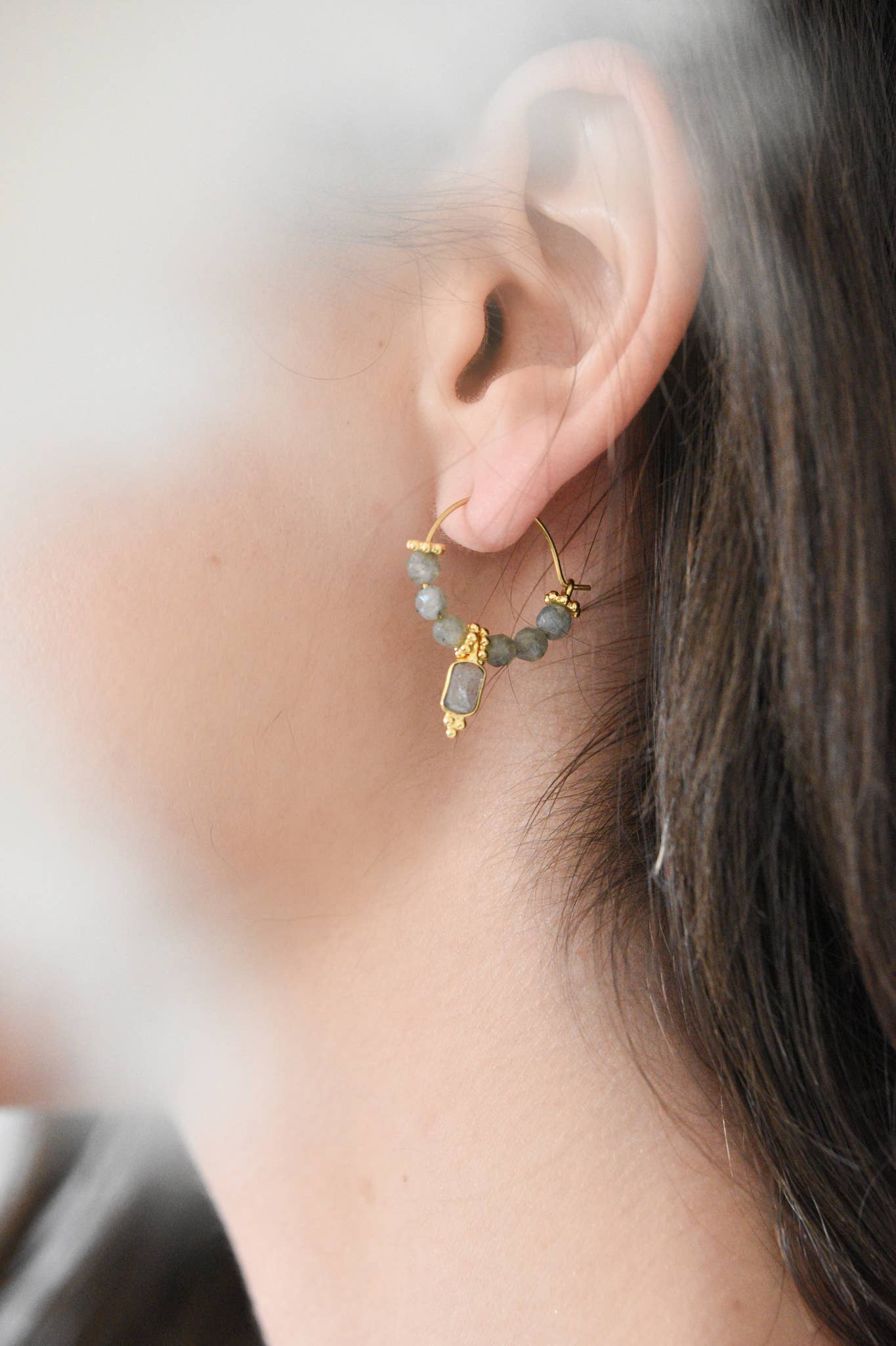 GINANDGER – Großhandel Hoops – Creolen mit Labradorit und goldenen Anhängern, 20 mm – GINANDGER2