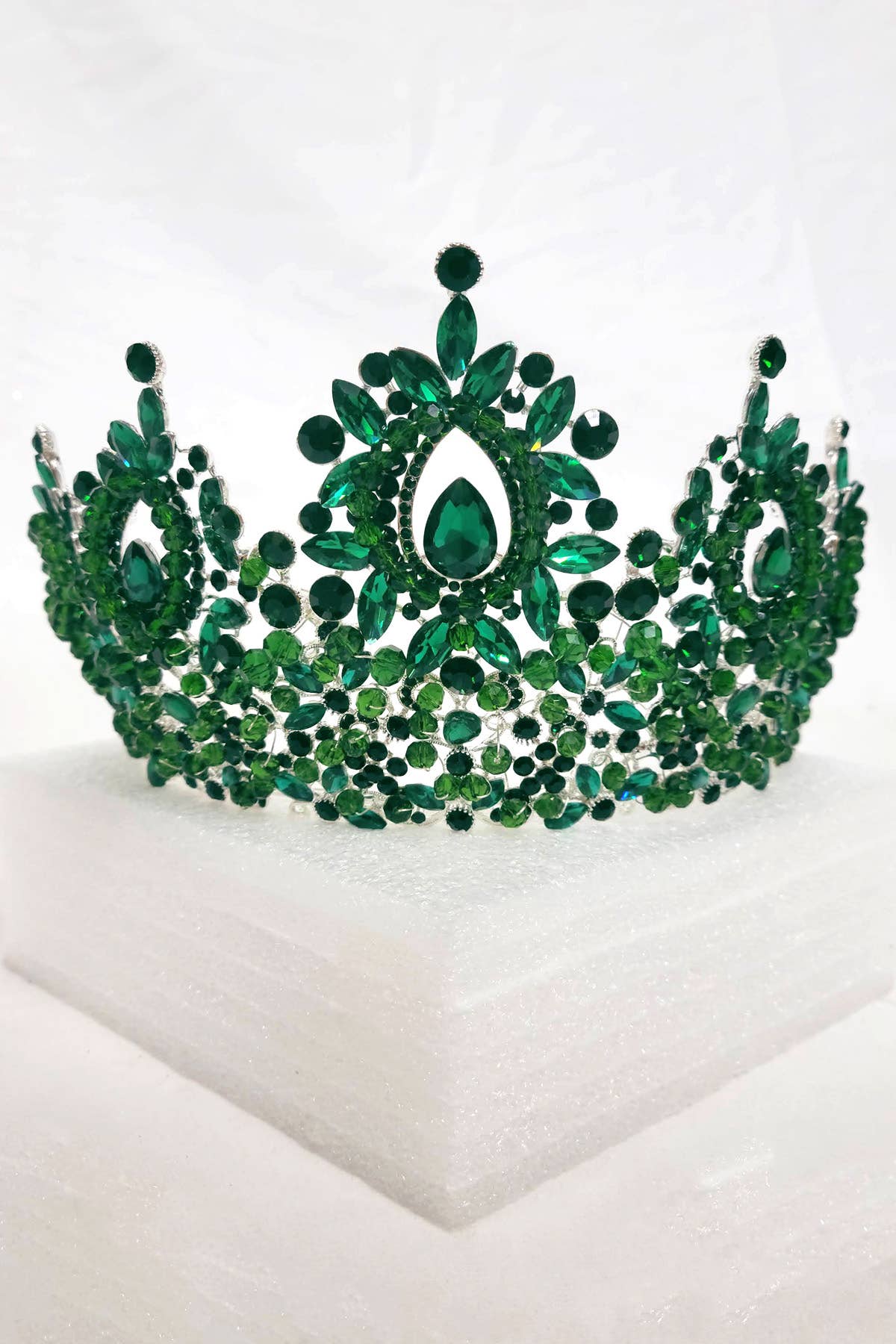 Chicas - Wholesale Tiara - Women's - Metal tiara with crystal balls and jewel rhinestones HT96238