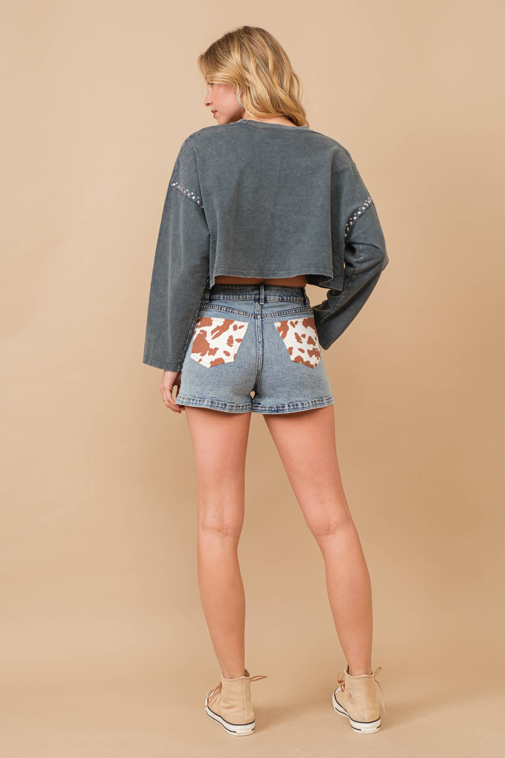 Blue B - Venta al por mayor Pantalones cortos - Mujer - Shorts de mezclilla con bolsillo trasero estampado de vaca y flecos plateados13