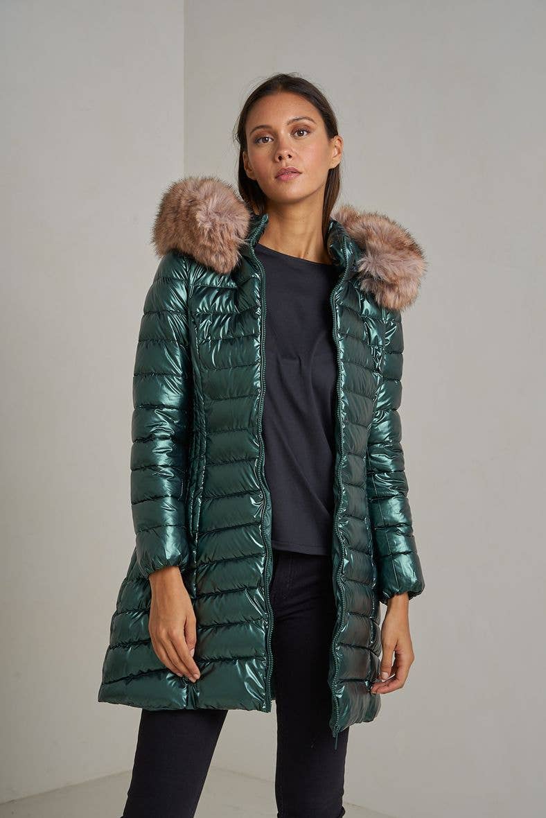Attrait Paris – Großhandel Pufferjacke – Damen – Metallic lange Steppjacke mit Fell am Kapuzenrand16