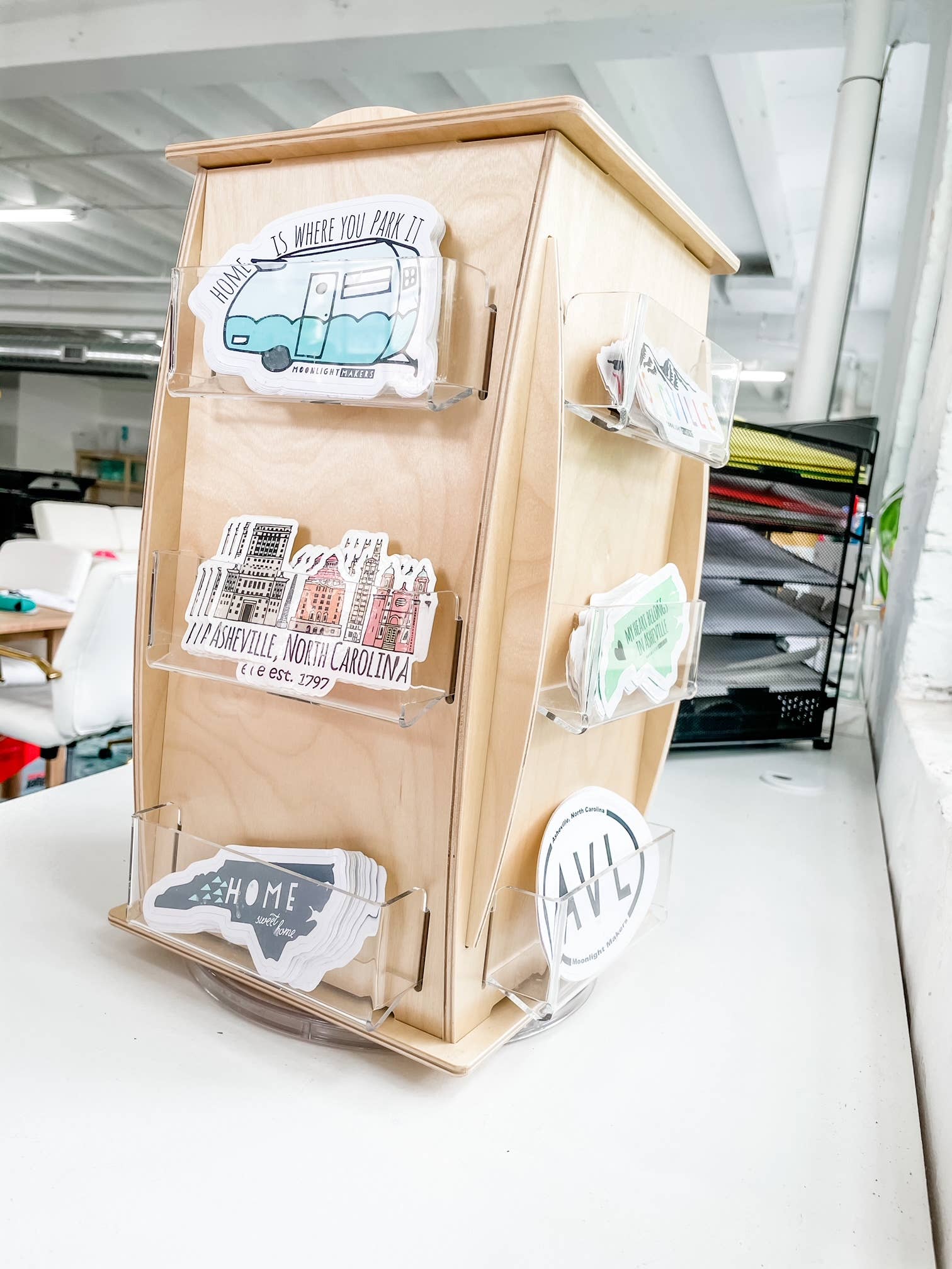 Moonlight Makers – Großhandel Verkaufsdisplay – Schreiben & Schenken – Counter Spinner - Birch Display (für Aufkleber, Magnete usw.)4