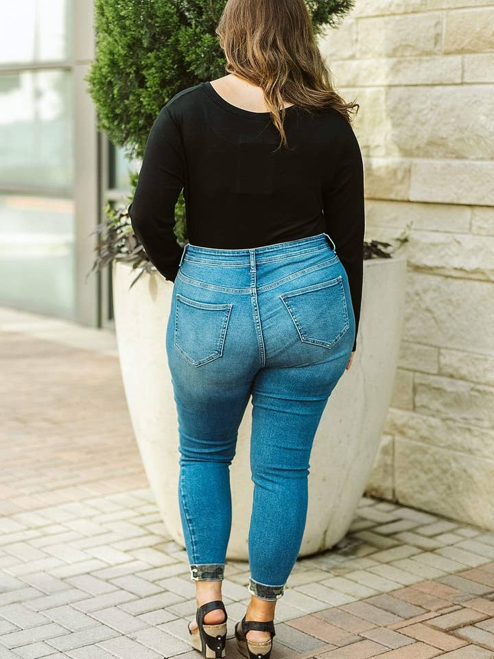 Jaclyn | Jean en denim délavage moyen avec imprimé camouflage 14-30 pour la vente par Glitzy Girlz