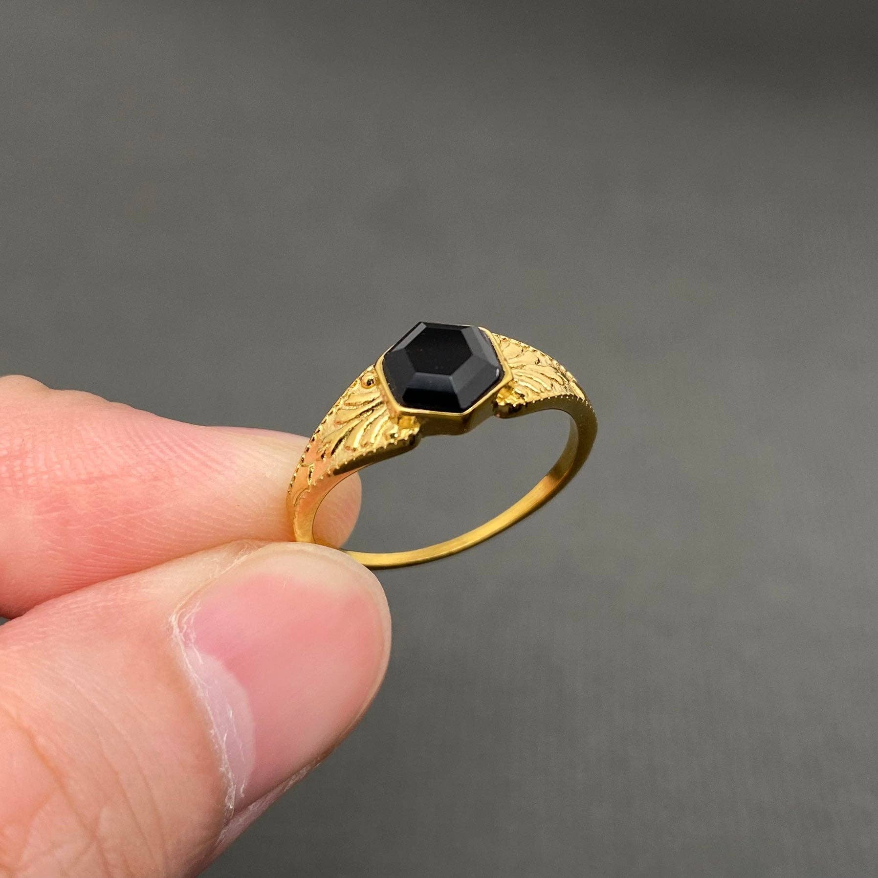 Mio Queena – wholesale Cocktail/Statement Ring – Zirkoninfattad 18K guldpläterad S.stål graverad ring - FGS1