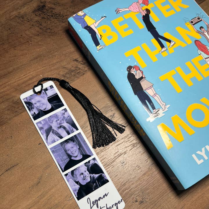 Marcador de metal de Stars Hollow de Logan Huntzberger de Las chicas Gilmore para venta al por mayor de Detailed By Me Inc.