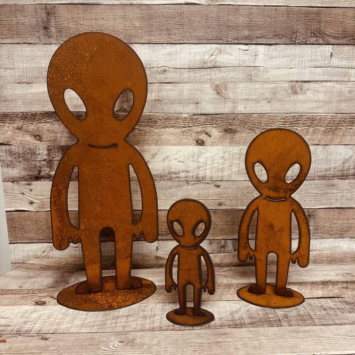 Universal Ironworks USA - Wholesale Outdoor Ornament/Decor - Alien Area 51 Standing Yard Art Rustic Metal Garden Decor