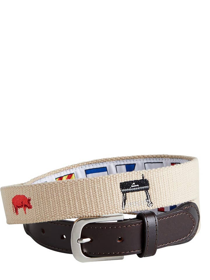 Ceinture Bowsprit Tan avec Smoker Grill & Pig pour la vente par Castaway Clothing Nantucket Island