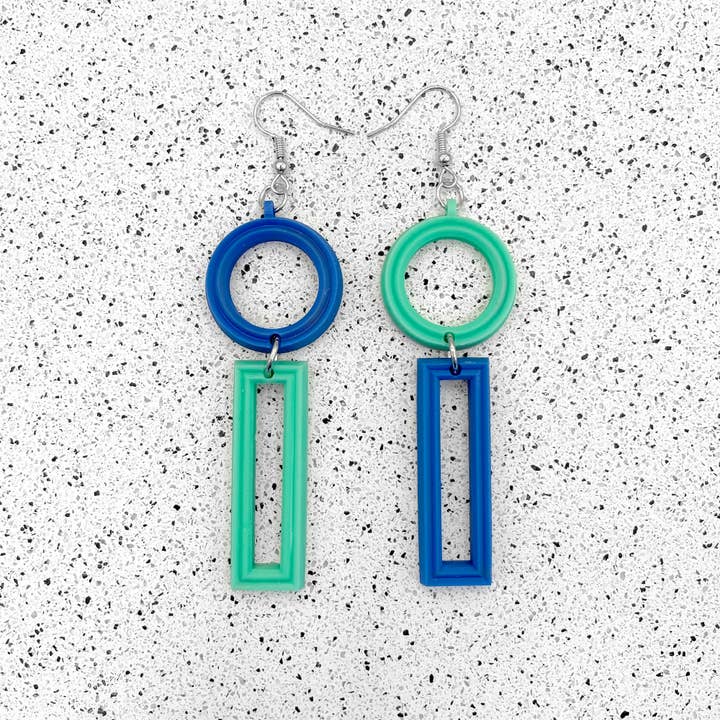 Niet bij elkaar passende Circle Hook oorbellen voor wholesale door Sarah Joy Jewellery