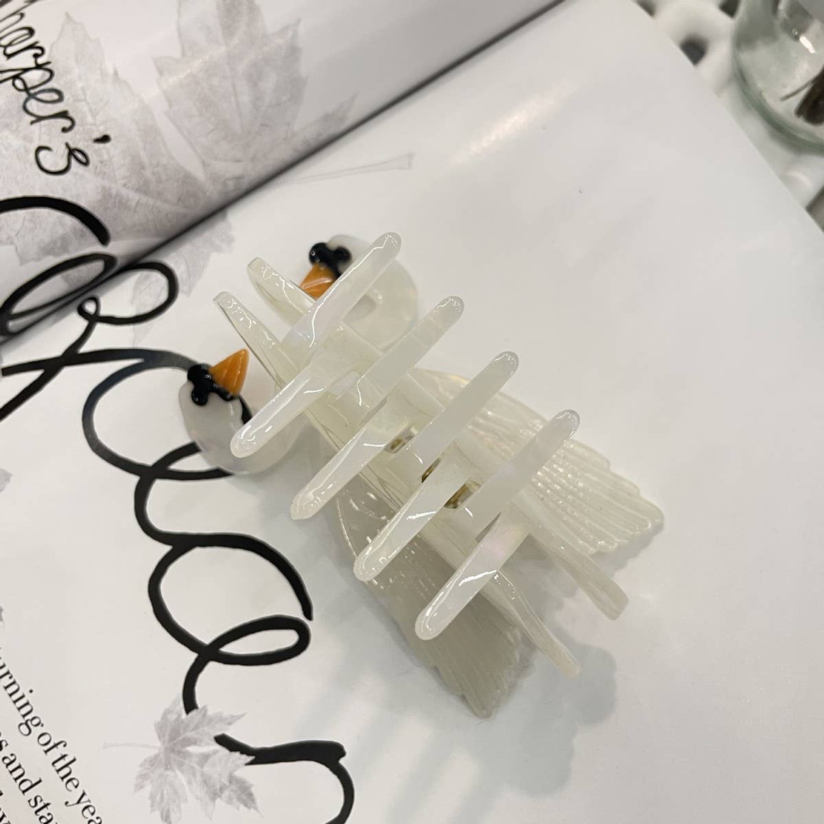 ACCITY - Wholesale Hair Clip - Women's - FASHIONABLE WHITE SWAN ACETIC ACID HAIR CLIP_CWAHA05496