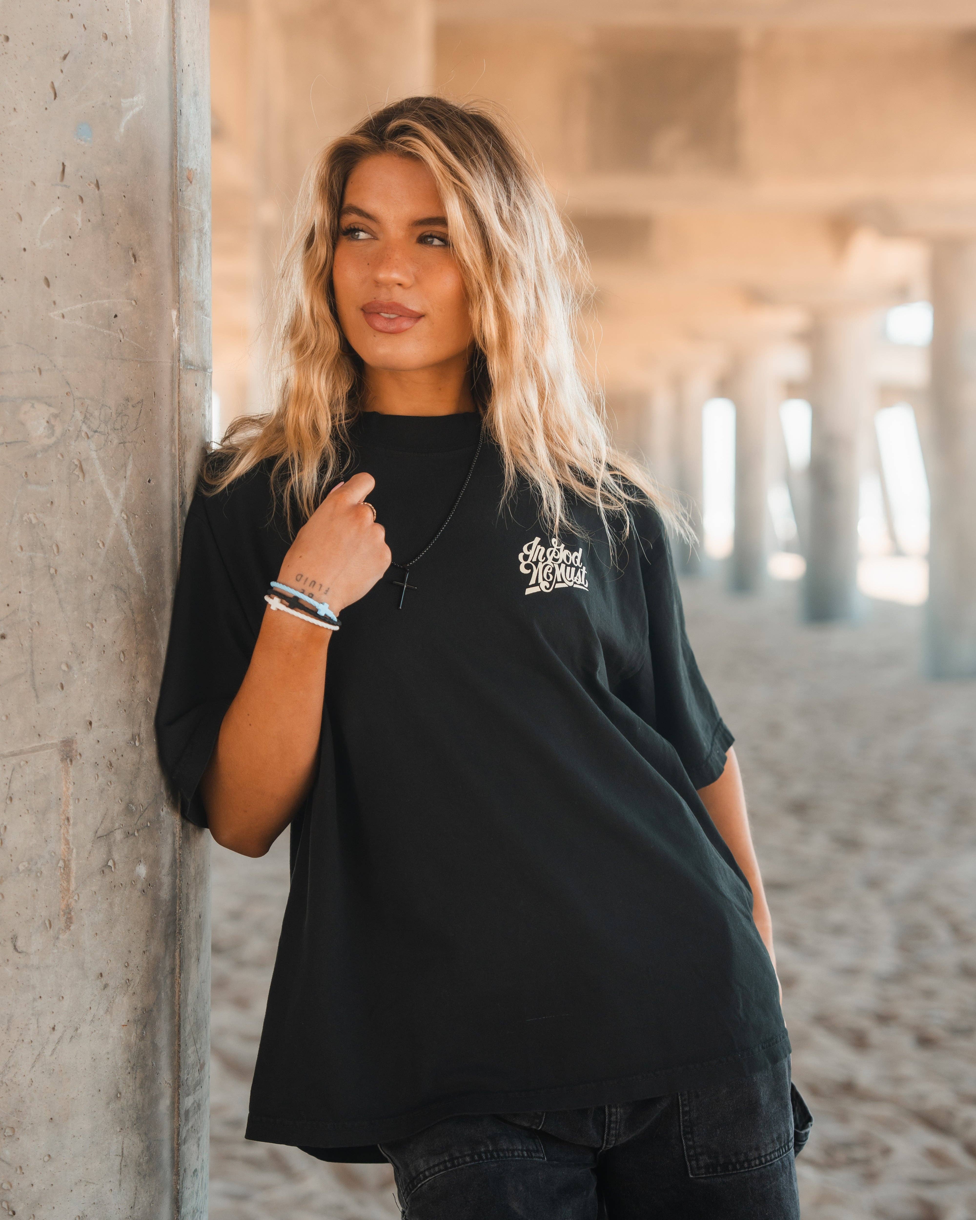 In God We Must – T-shirt estampada - Homem por atacado – T-shirt 'Jesus Muda Tudo'2