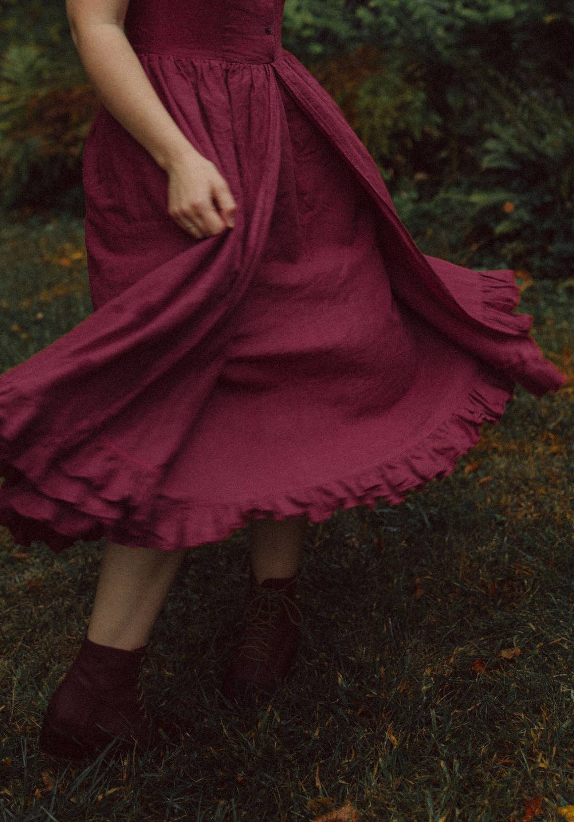 Wilder Collective - Vendita all'ingrosso Vestito - Donna - Vestito Lauretta in lino cranberry con volant a più strati tipo sottogonna7