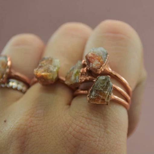 Daddy Daughter Jewelry - Venta al por mayor Anillos solitarios - Anillo de piedra de cobre de piedra solar cruda || Anillo de piedra solar llamativo2