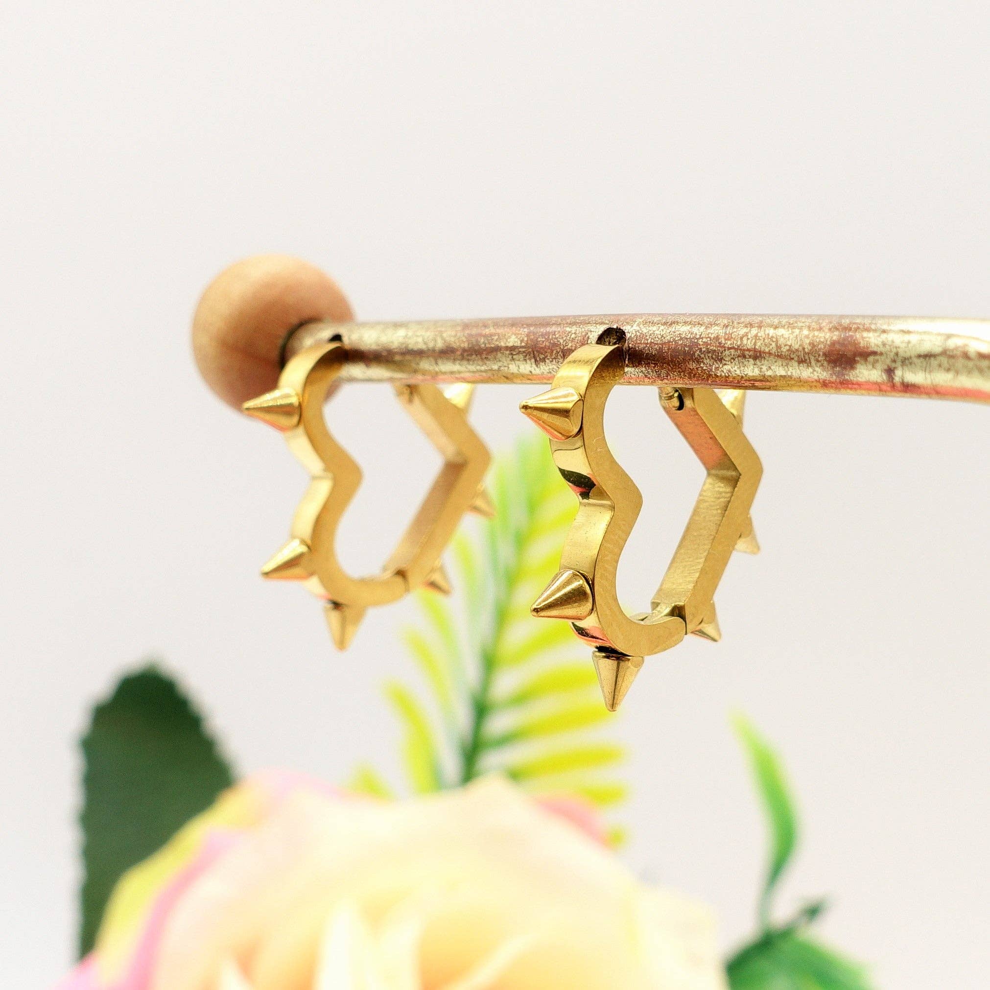 Daemon srls – wholesale Solitärörhängen – SUSY - rostfritt stål - hjärtformade hoop-örhängen med spetsar3