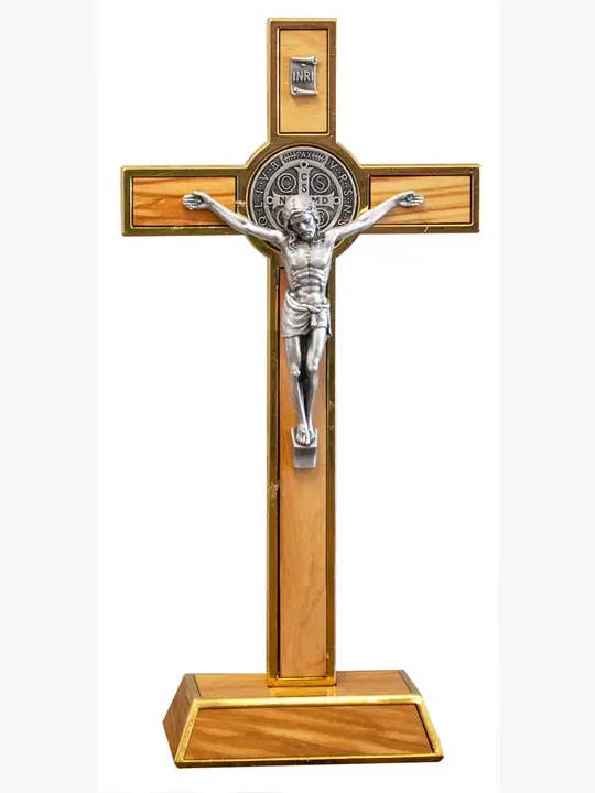 8" Staande St. Benedictus Kruisbeeld Goud met Olijfhout voor wholesale door Village Gift Importers