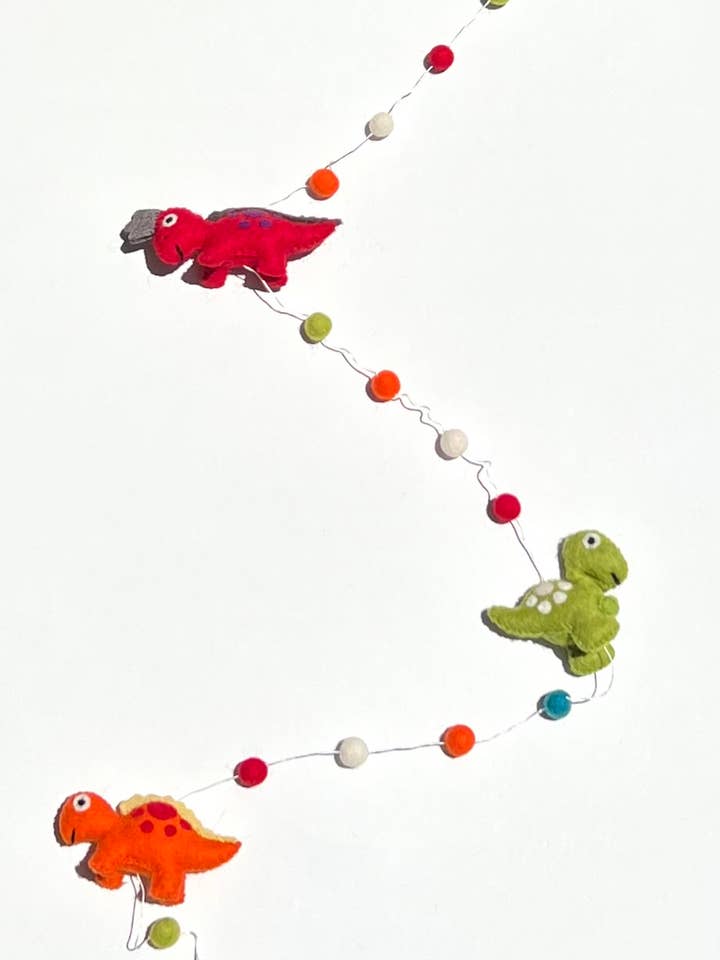 Decoratieve slinger van vilt van 60 cm. meerdere DINOSAURUSSEN voor wholesale door Giftsland