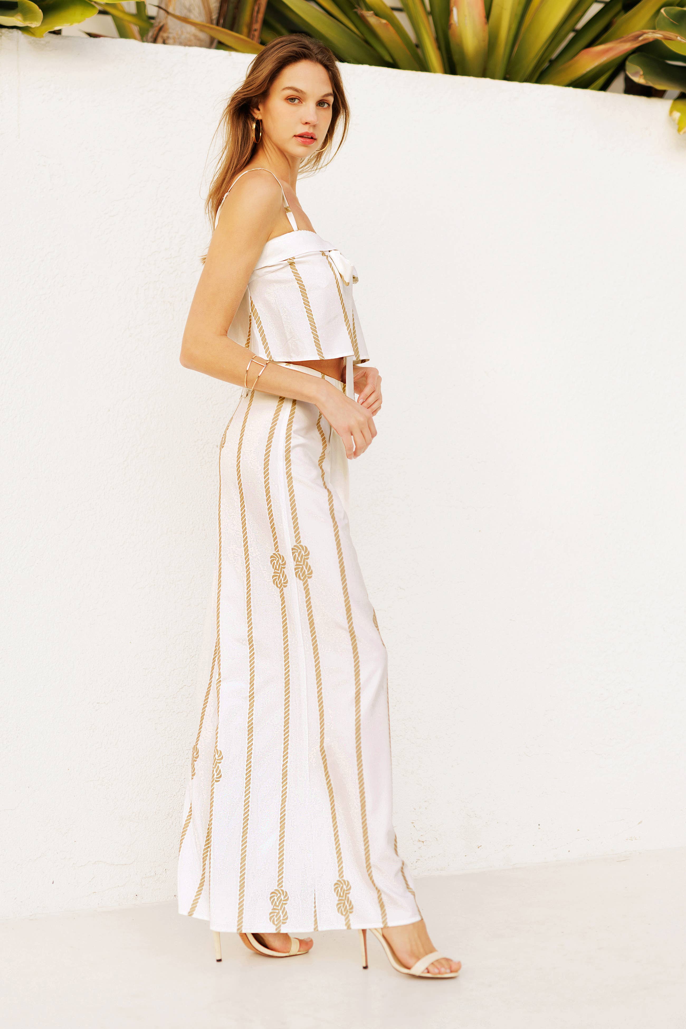 Preto Top Fluido com Detalhe de Laço em Corda Dourada para venda a revendedores na Faire11