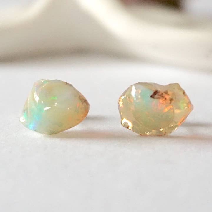Rå opal øreringe, Fire Opal Studs, Birthstone Zodiac Gaver for engroshandel hos Raw Stone Elegance