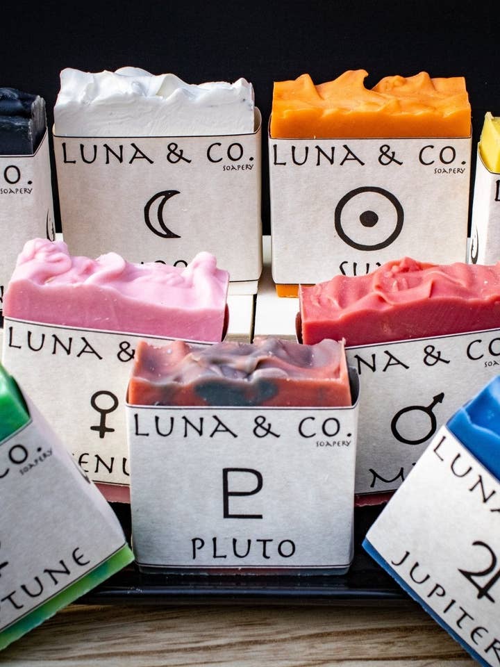 Ensemble complet de savon planétaire pour la vente par Luna & Co. Soapery