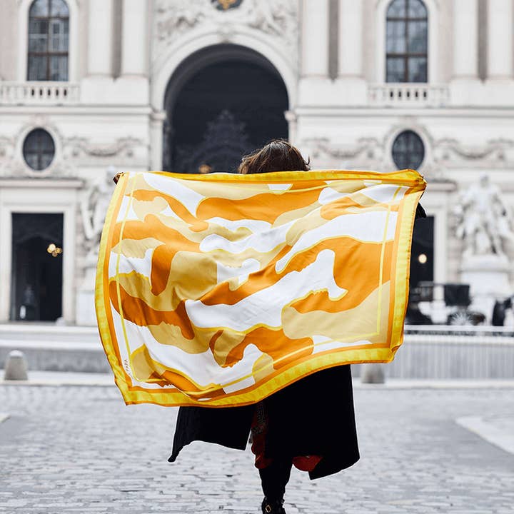 Écharpe oversize Sappho pour la vente par MIA PAPA