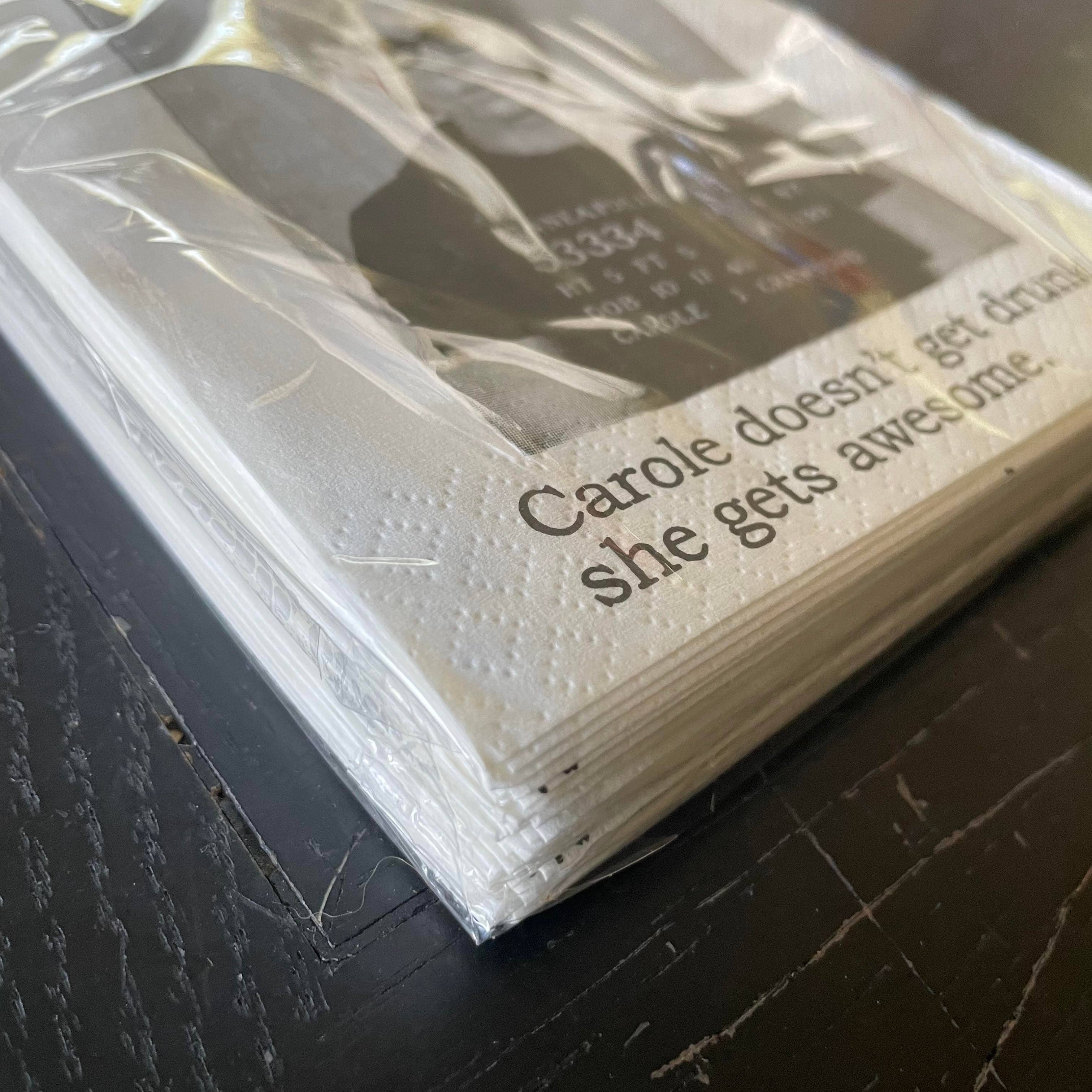 The 3 Sisters Design Co. - Vendita all'ingrosso Tovagliolo monouso - Big House Cocktail Napkins - Carole non si ubriaca, diventa straordinaria2