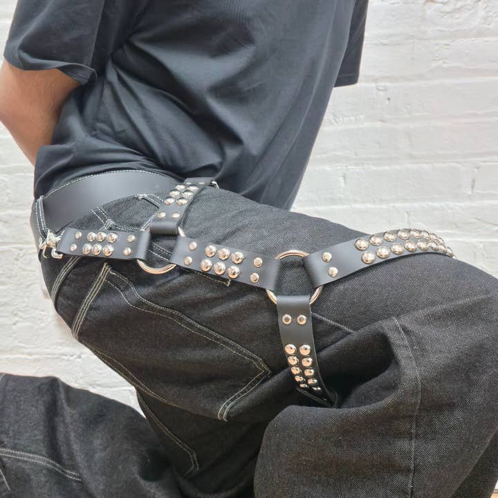 Imbracatura per coscia con borchie rotonde FL101RND in vera pelle per la vendita all'ingrosso da parte di Funk Plus