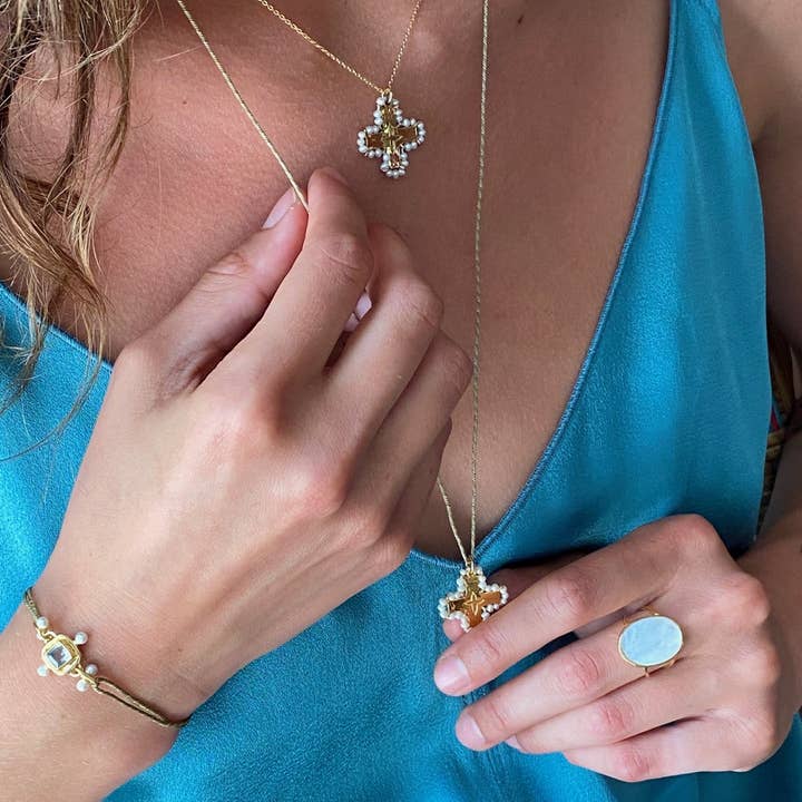 Collar con cruz bañada en oro y perlas de agua dulce Sophie Deschamps Bijoux para venta al por mayor de Sophie Deschamps Bijoux