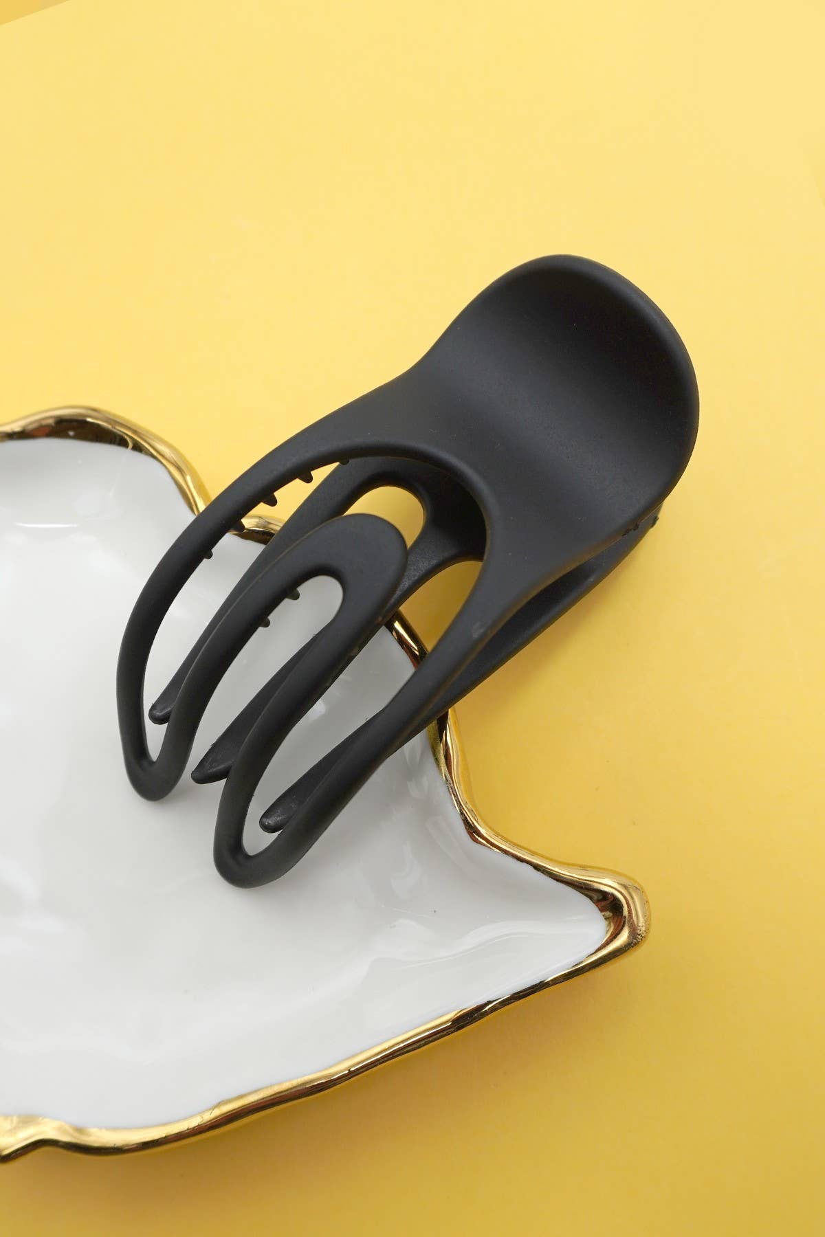 JOSSLYN by wall to wall - Wholesale Hair Clip - Women's - OVAL LAY DOWN FLAT HAIR CLAW CLIPS | 40H9265