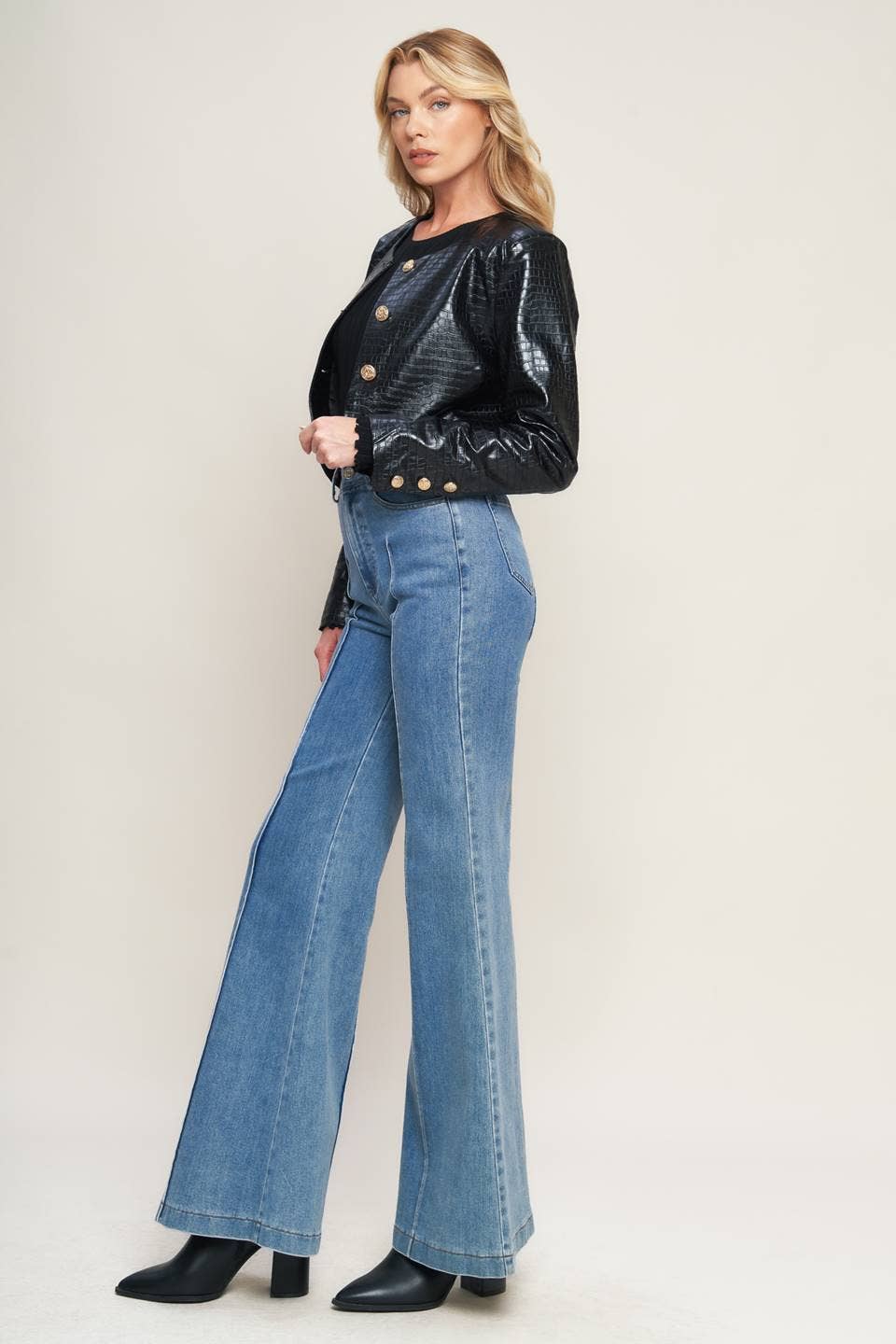 Negro Una chaqueta bolero de piel sintética texturizada - IJ10135 de venta al por mayor en Faire6