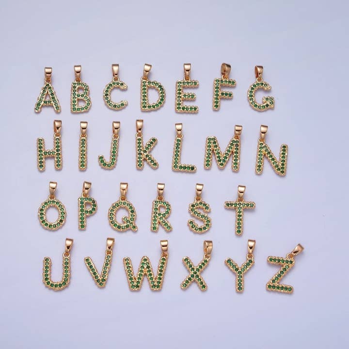 Pendentif en or rempli 18k avec initiale en zircon cubique vert émeraude, breloques micro pavées de lettres de l'alphabet, pendentif en or délicat pour collier, bracelet, bijou personnalisé A-901-A-913. pour la vente par Aim Eternal