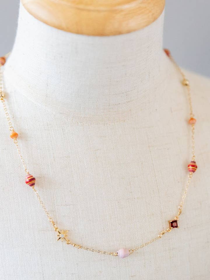 Farverigt charmeret halskæde for engroshandel hos The Bead Project by TWOPU